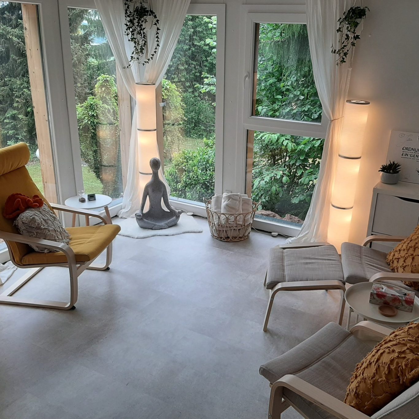 Psychotherapie, Hypnose, Kindercoaching, Paargespräche in Langenzenn Heller, grüner Raum mit Pflanzen, gemütlichen Sesseln und einem kleinen Tisch.